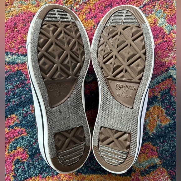 Converse | Unisex distressed silver lace up sneakers.  Mens sz 5, Women’s sz 7 - Picture 10 of 11